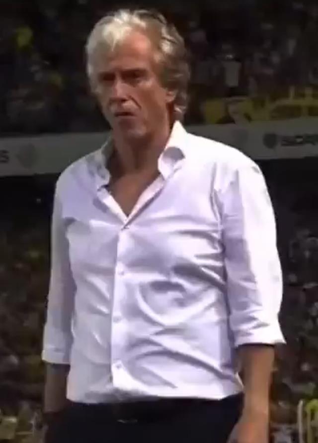 Herkes, Fenerbahçe'nin 4. golünden sonra Jorge Jesus'un rakip kulübeye hareketini konuşuyor Herkes, Fenerbahçe'nin 4. golünden sonra Jorge Jesus'un rakip kulübeye hareketini konuşuyor