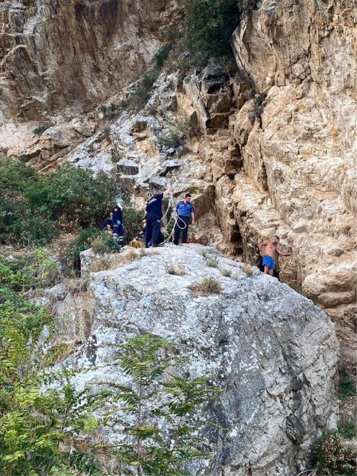 İçki içerken dengesini kaybedip, kayalıklardan düştü