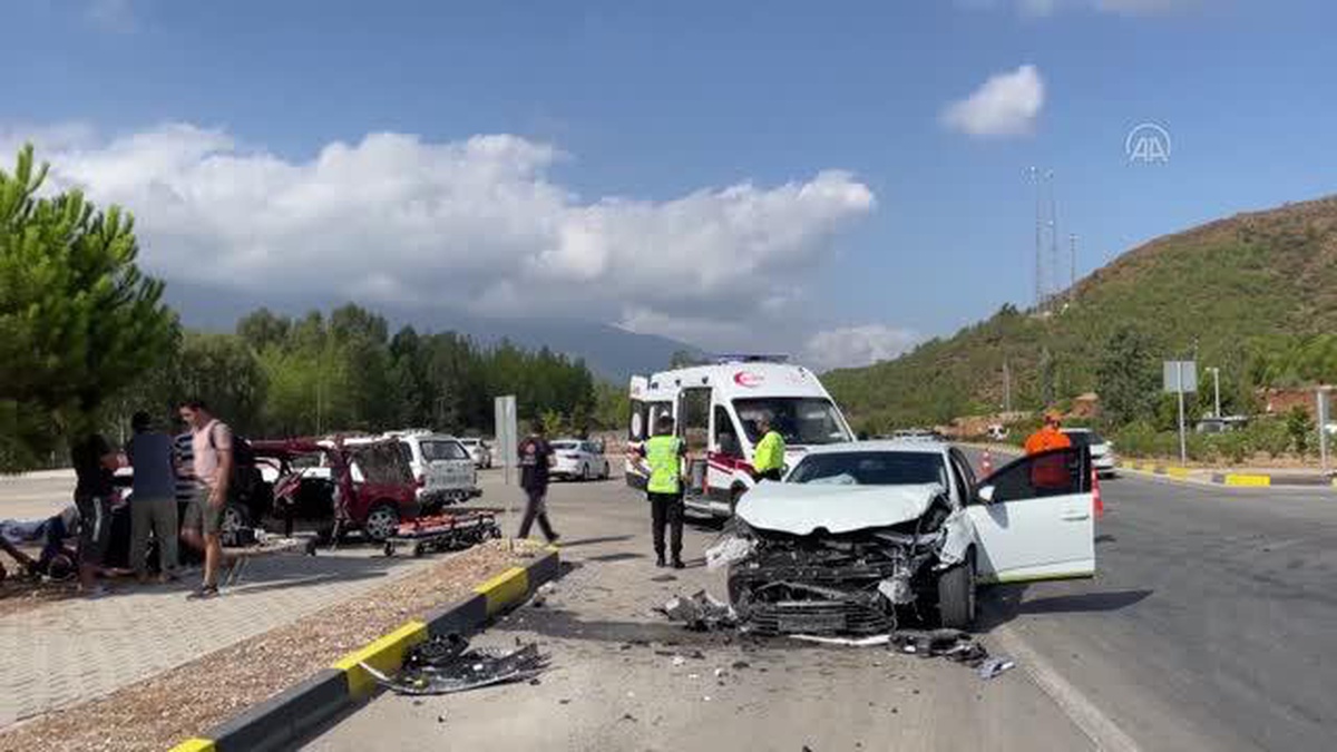 Muğla\'da iki otomobilin çarpışması sonucu 5 kişi yaralandı
