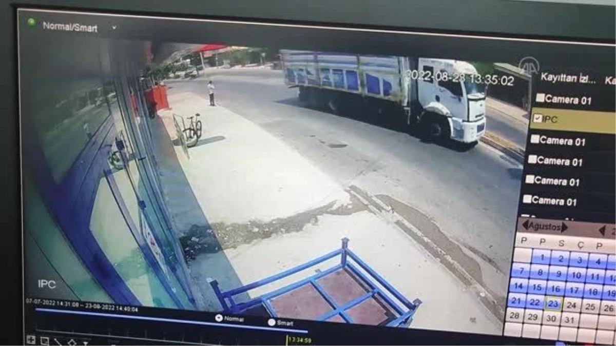 Adana\'da iş yerinin önündeki kişi, kamyonun çarpması sonucu yaralandı