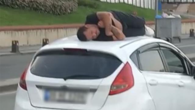 İSTANBUL-ÜSKÜDAR'DA İLGİNÇ GÖRÜNTÜ, OTOMOBİLİN ÜZERİNDE UYUDU İSTANBUL-ÜSKÜDAR'DA İLGİNÇ GÖRÜNTÜ, OTOMOBİLİN ÜZERİNDE UYUDU