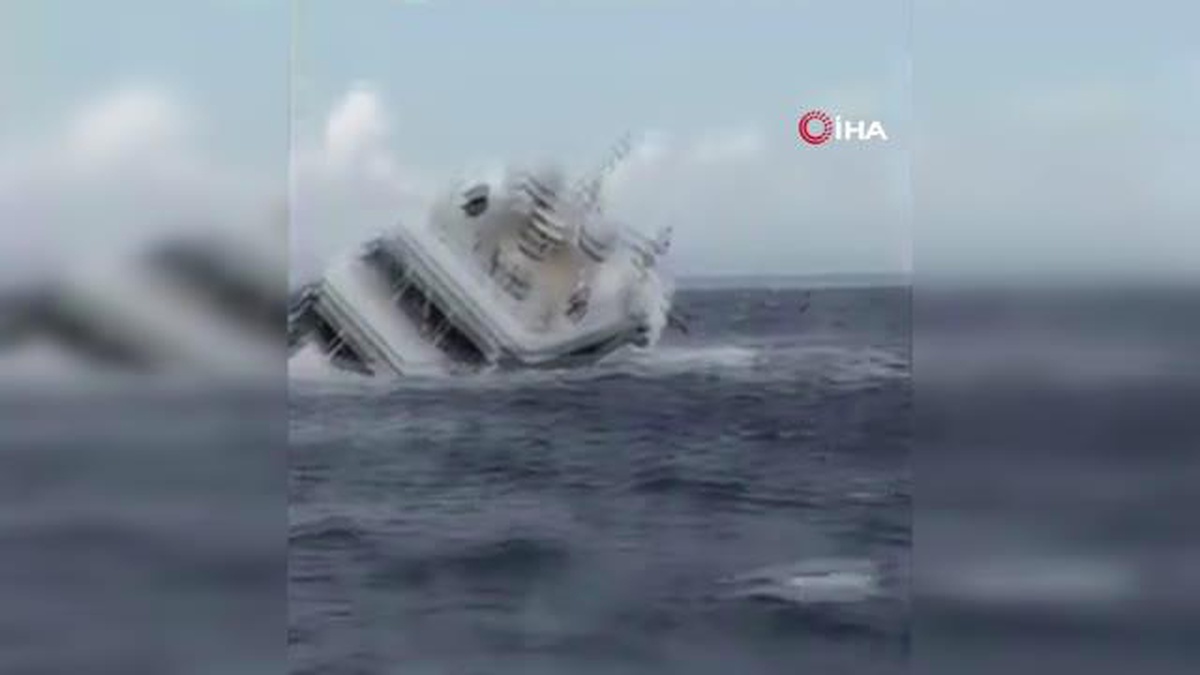 İtalya\'da 40 metrelik süperyat battı