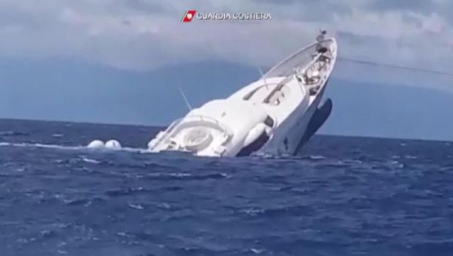 Gelibolu'dan yola çıkan lüks yat, denizin ortasında battı Gelibolu'dan yola çıkan lüks yat, denizin ortasında battı