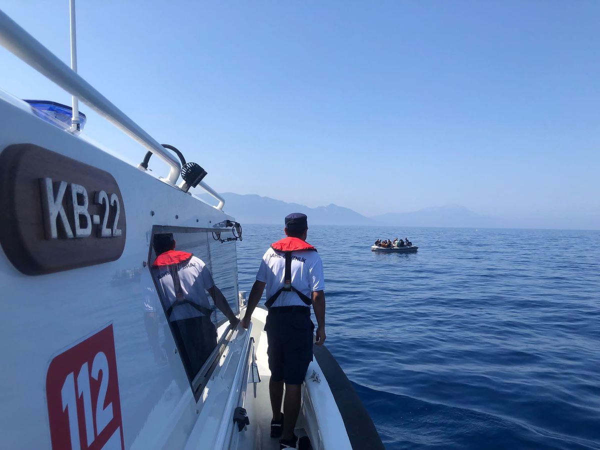 İzmir\'de geri itilen 39 düzensiz göçmen kurtarıldı