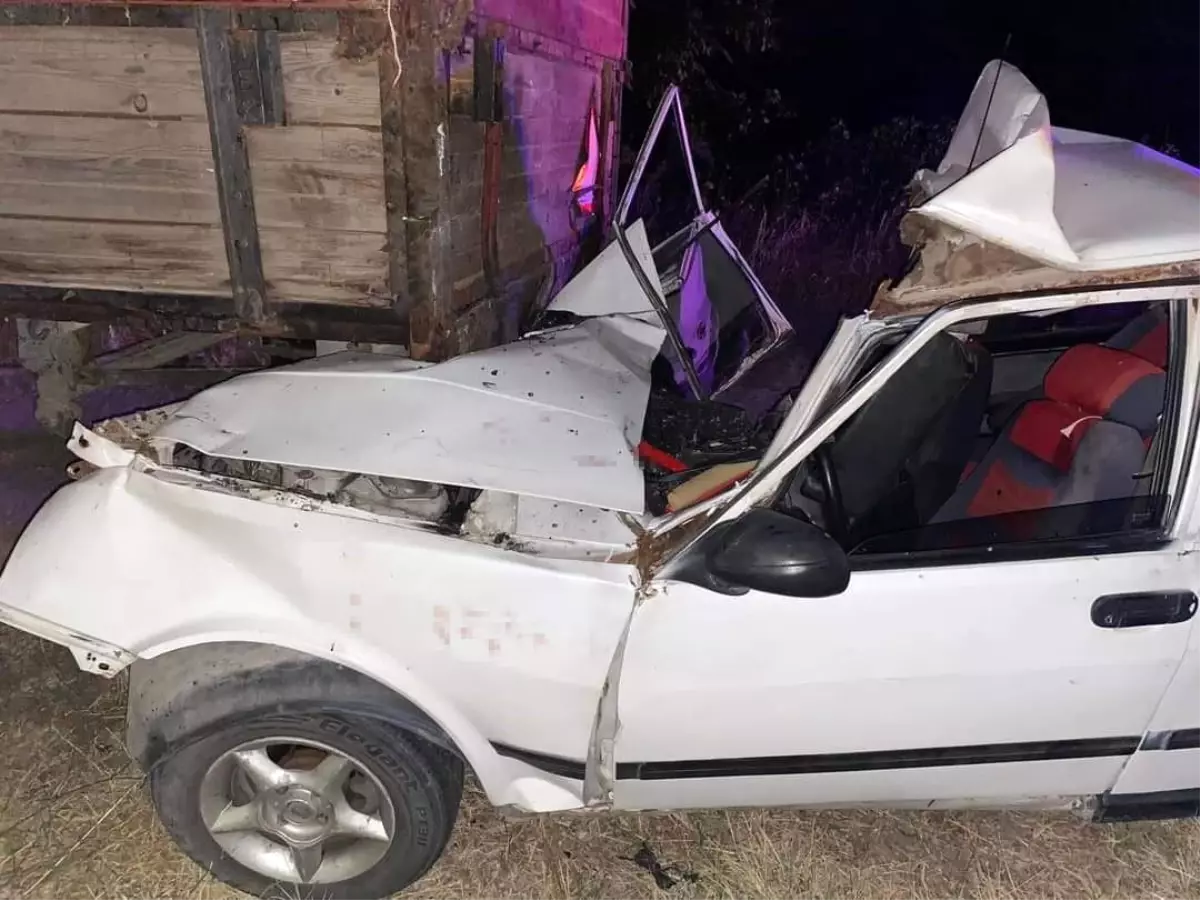 İzmir\'de otomobil traktör kasasına çarptı, 2 kardeşten biri öldü