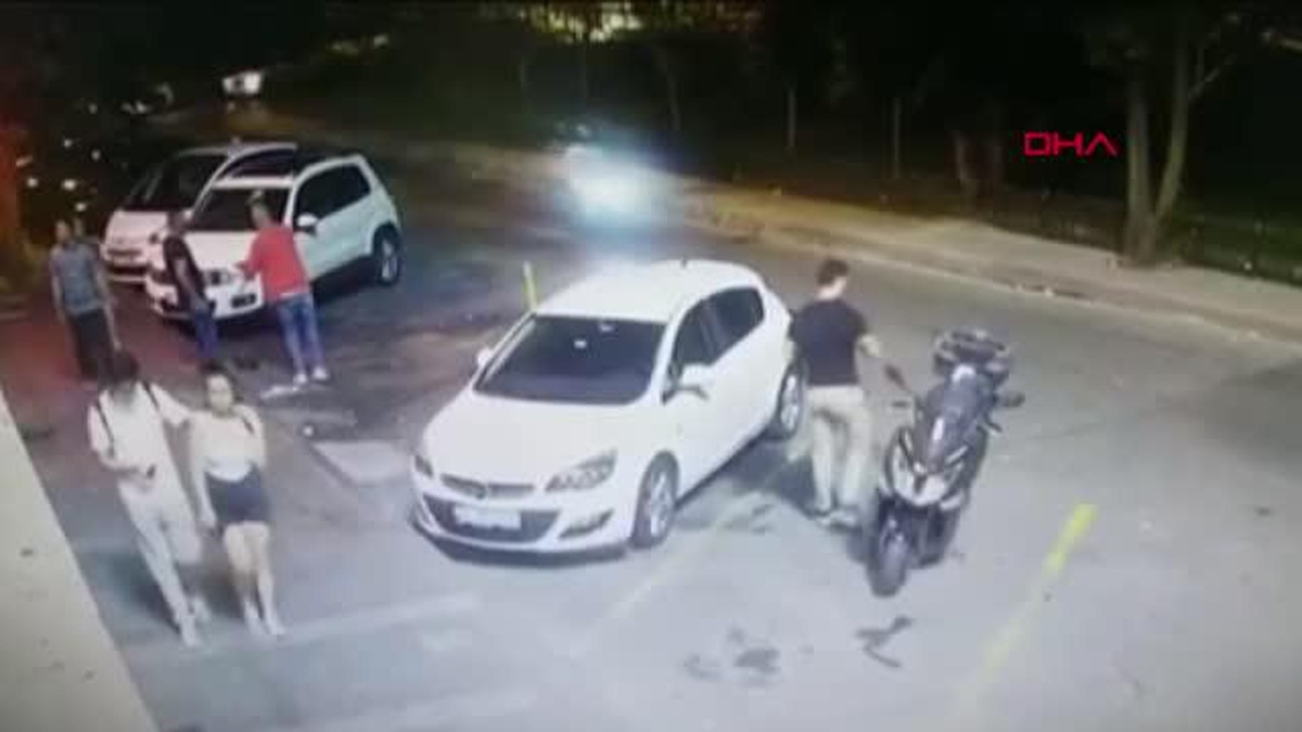 KADIKÖY\'DE ÇEVREYİ RAHATSIZ EDENLERİ YUMRUKLARLA YERE SEREN MOTOSİKLETLİ KONUŞTU