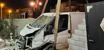 Kamyonet, duvarı yıkarak evin avlusuna daldı: 2 yaralı