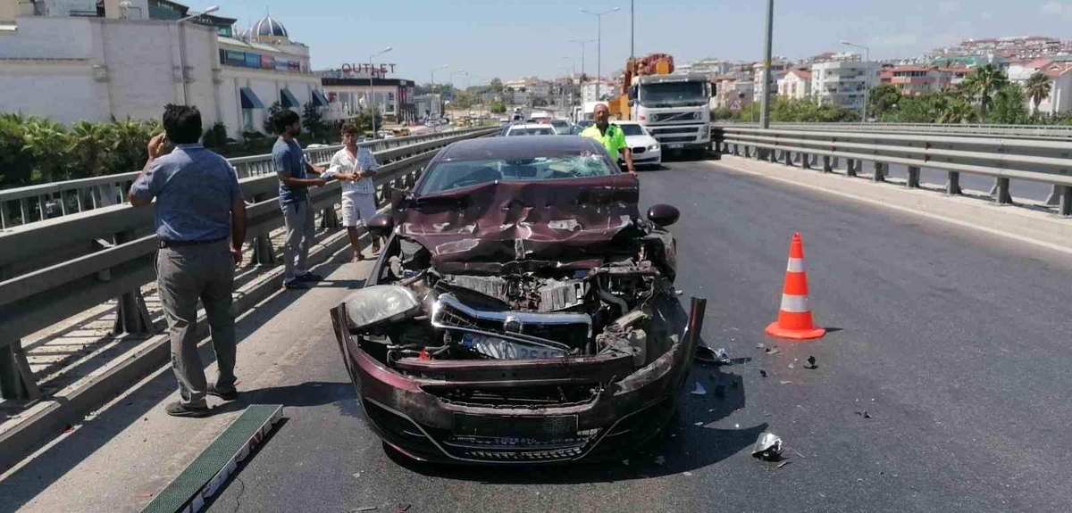 Kamyonetin üzerindeki tabela, otomobilin üzerine düştü