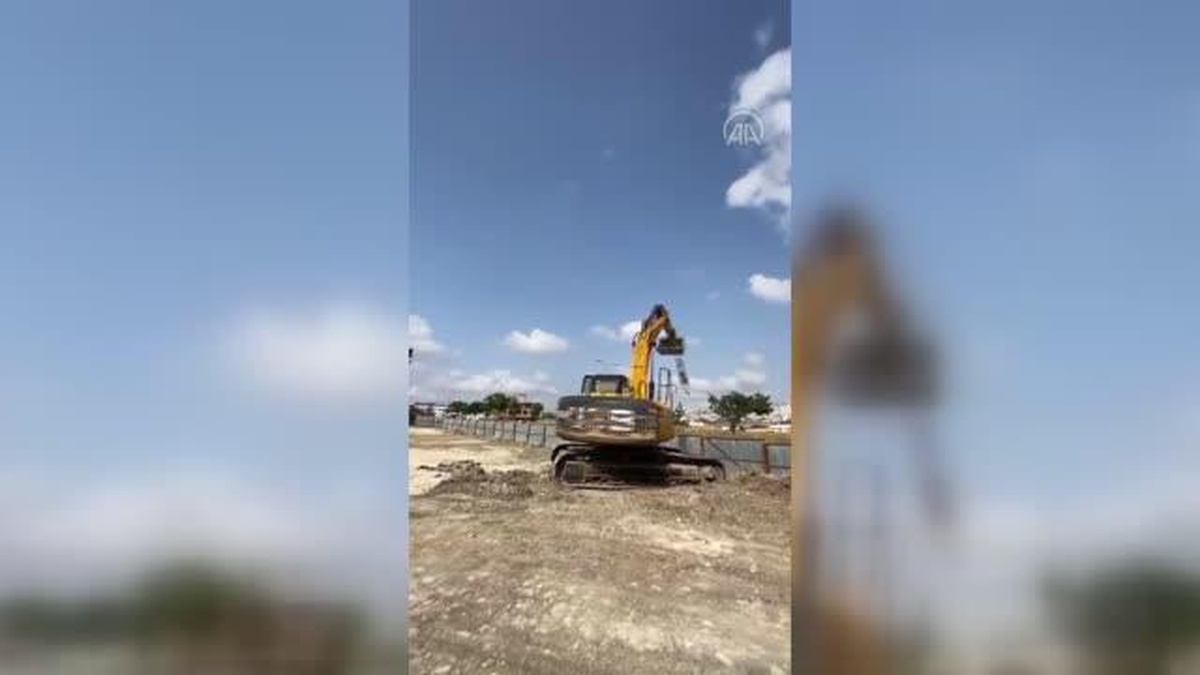 Kepçeye hamak bağlayan işçilerin tehlikeli eğlencesi kameralara yansıdı