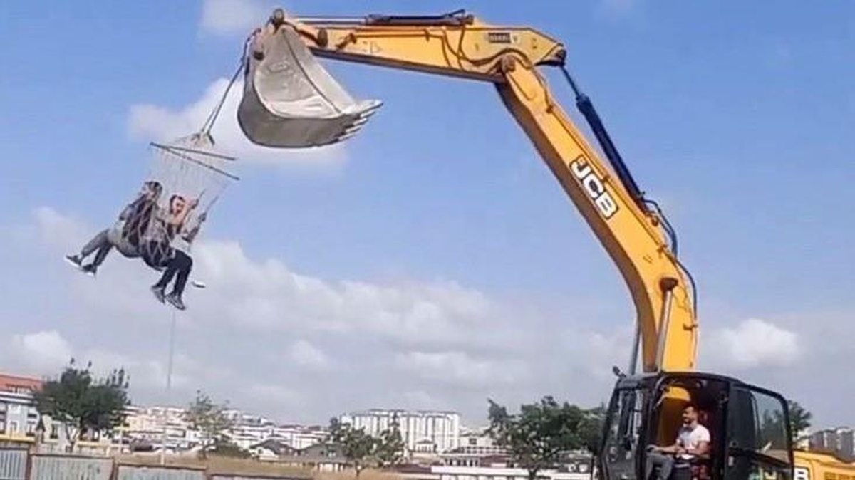 Kepçeyi salıncak yapan işçilerin tehlikeli eğlencesi!