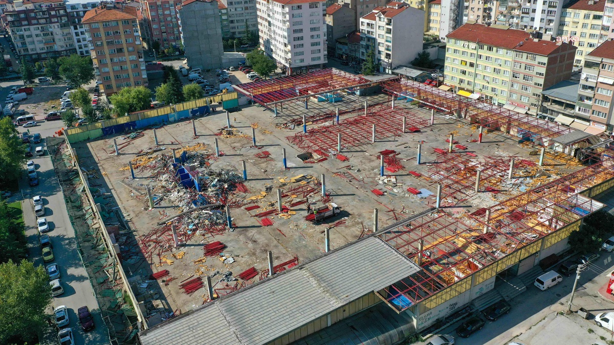 Kurtuluş Kapalı Pazar Yeri\'nde Yıkım Çalışmaları Sürüyor