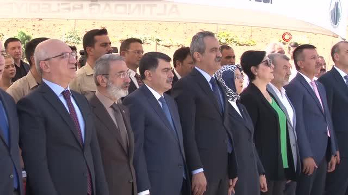 Milli Eğitim Bakanı Özer, Aydıncık Köy Yaşam Merkezi kursiyerlerinin sertifika törenine katıldı
