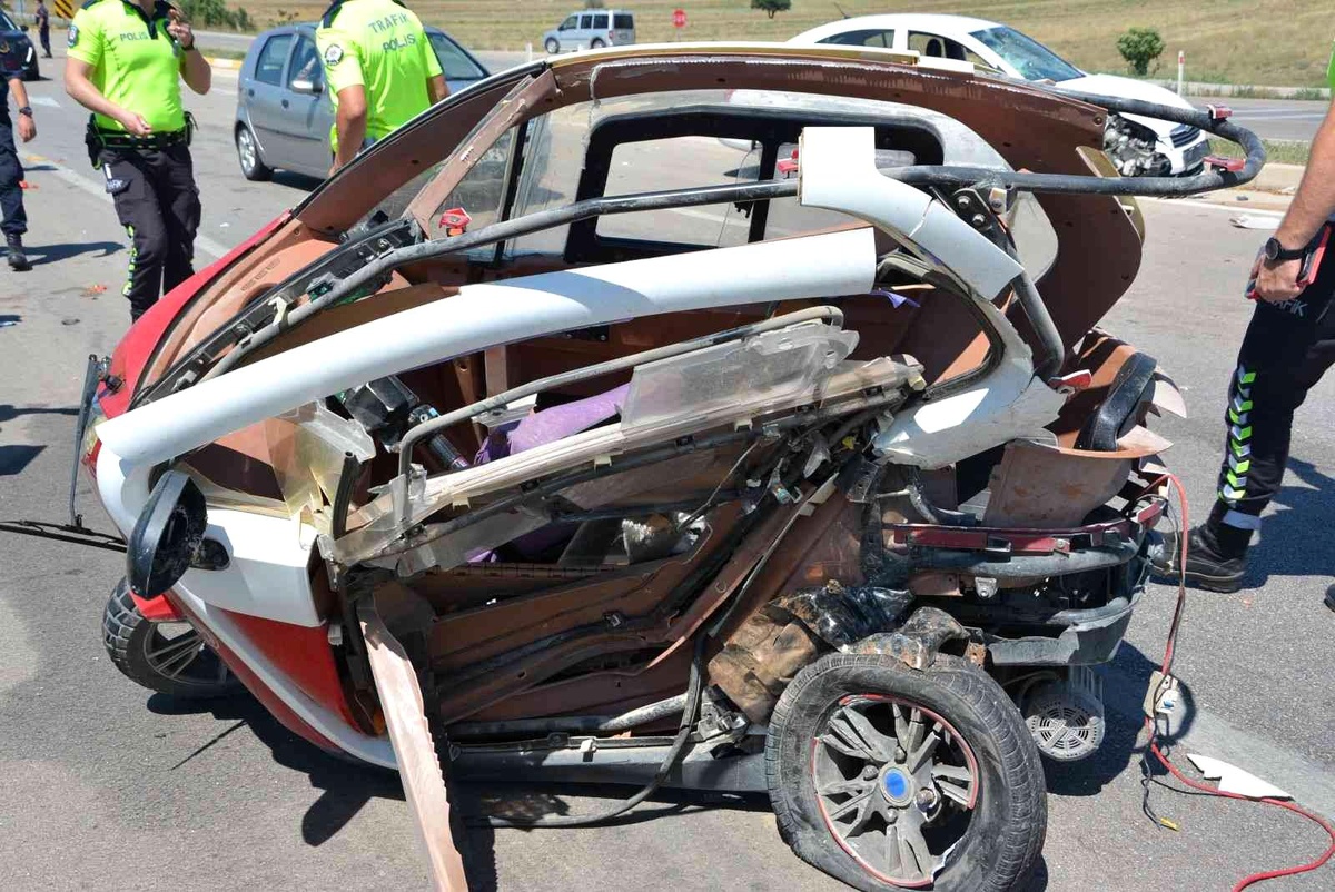 Otomobille çarpışan elektrikli mopetin sürücüsü hayatını kaybetti