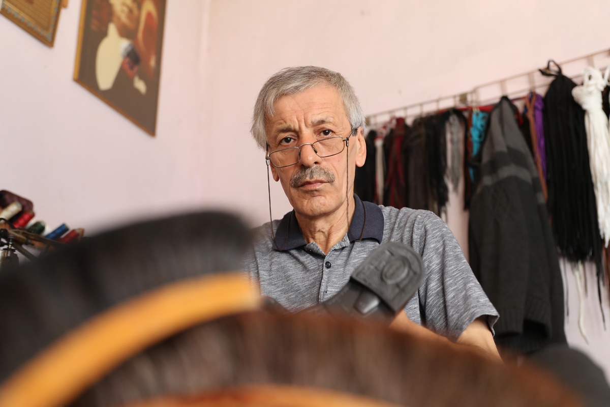 Özcan usta, 45 yıldır el emeği ayakkabı üretiyor