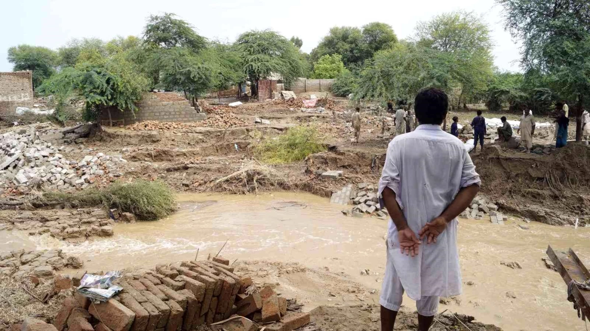 Pakistan\'daki sellerde 2 ayda 777 kişi öldü, 300 bin kişi evsiz kaldı