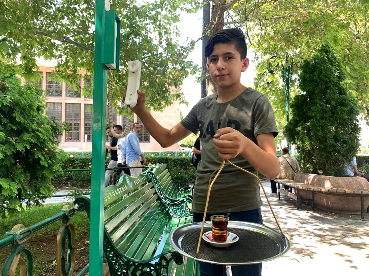 Parka yerleştirdiği telefonlar sayesinde çay siparişlerine yetişemiyor