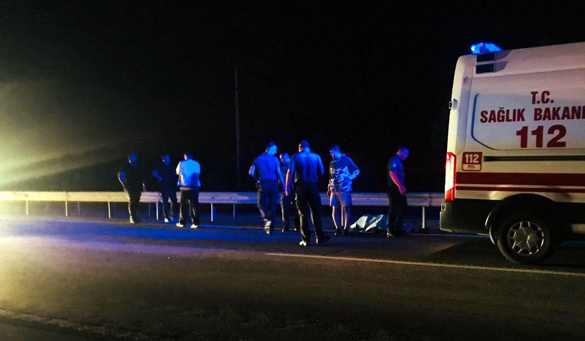 Sakarya\'da bariyerlere çarpan motosikletin sürücüsü öldü
