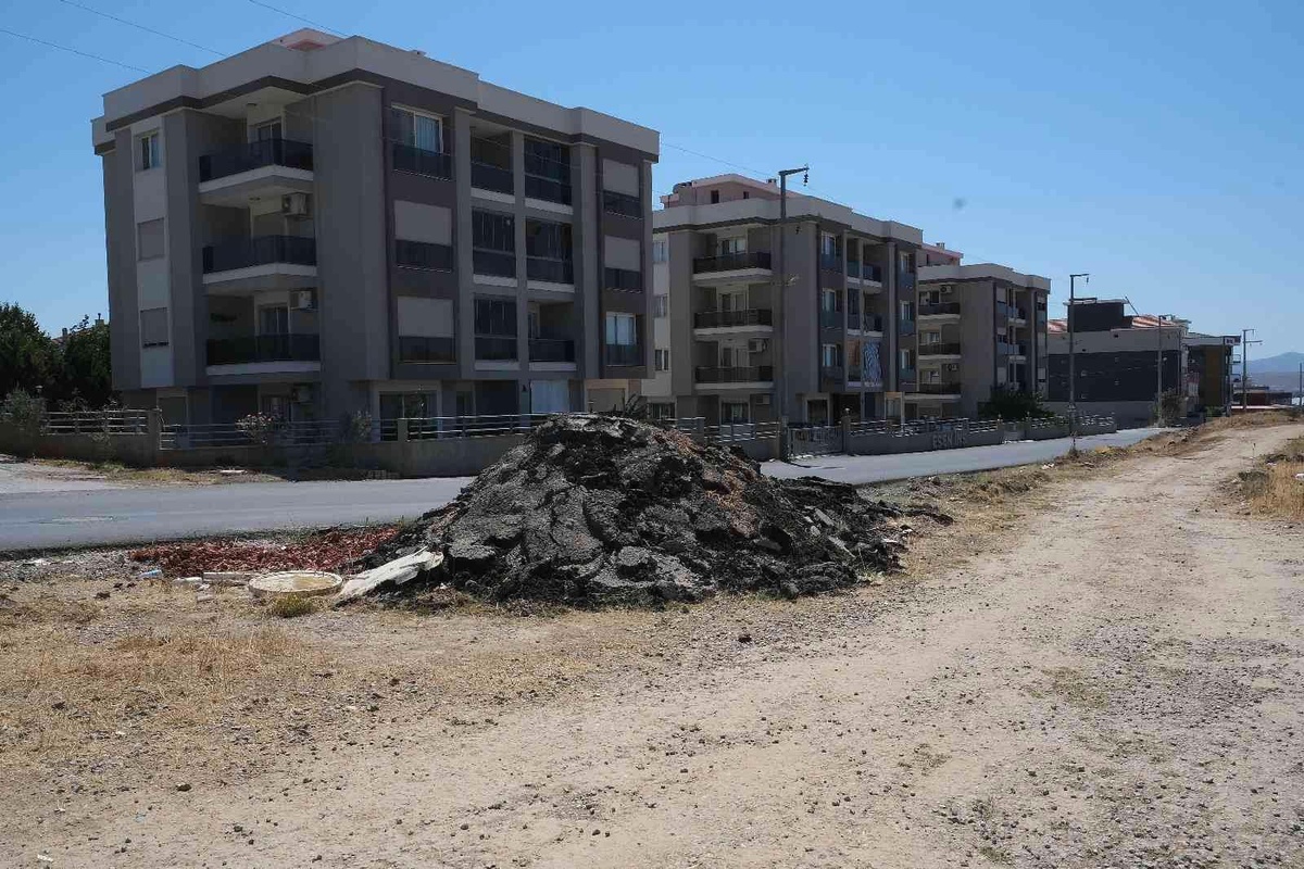 Seferihisar\'da vatandaştan "yarım yol" tepkisi: "Başka yerlerde ev arıyoruz"