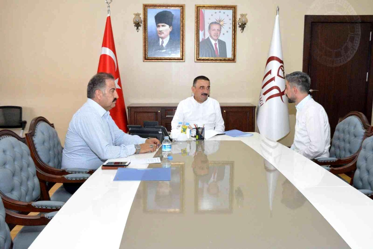 Siirt Valisi Hacıbektaşoğlu, köy muhtarlarının sorun ve taleplerini dinledi
