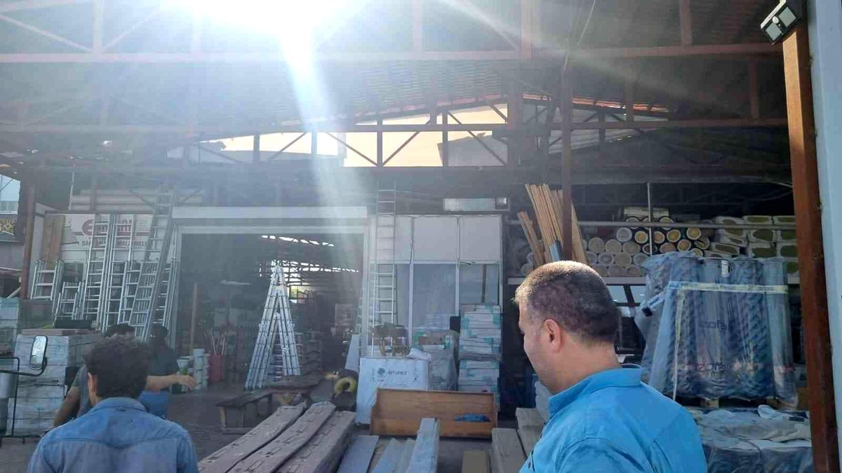 Sinop\'ta seyir halindeki araçtan iş yeri kurşunladı: O anlar kamerada