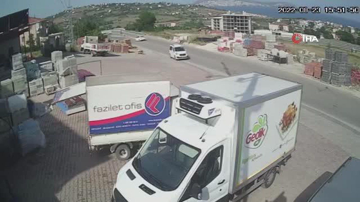 Sinop\'ta seyir halindeki araçtan iş yeri kurşunladı: O anlar kamerada