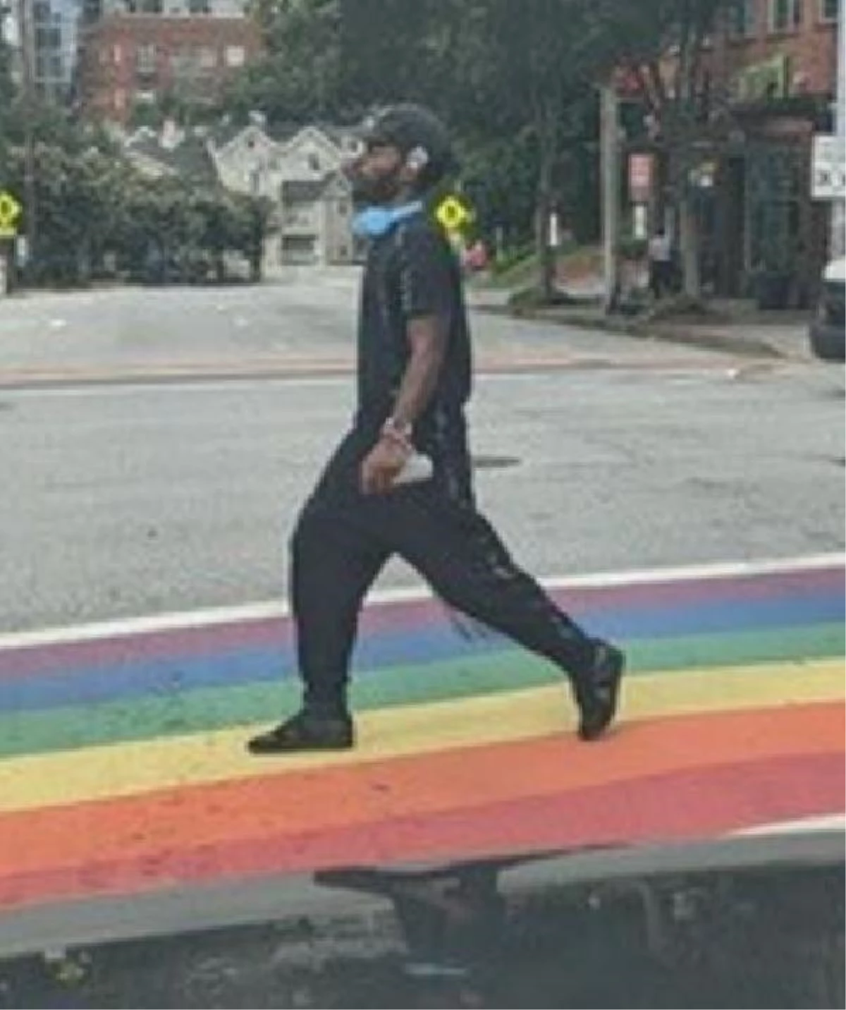 Siyahi ABD\'li, LGBT renklerine boyanmış yaya geçidine gamalı haç çizdi