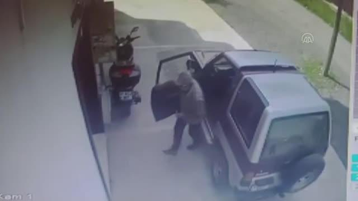 Düzce\'de sürücüsünün el frenini çekmeyi unuttuğu cip kanala devrildi