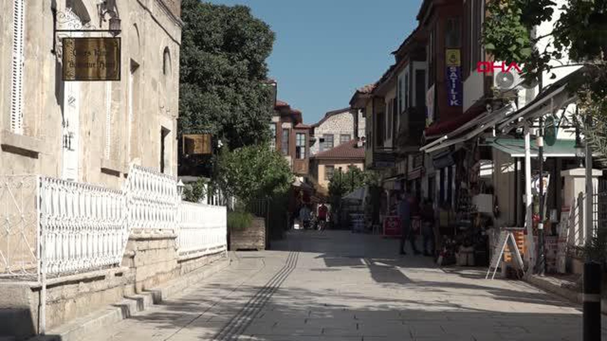 TARİHİ KALEİÇİ\'NİN DUVARLARI YAZI TAHTASINA DÖNDÜ