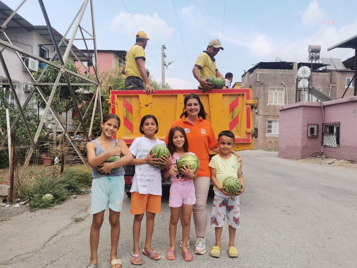 Tarsus Belediyesi, halka 6 ton karpuz dağıttı