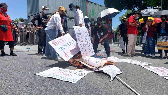 Darbeyle başa gelenTayland Başbakanı görevi bırakmadı, ülkede protestolar başladı Darbeyle başa gelenTayland Başbakanı görevi bırakmadı, ülkede protestolar başladı