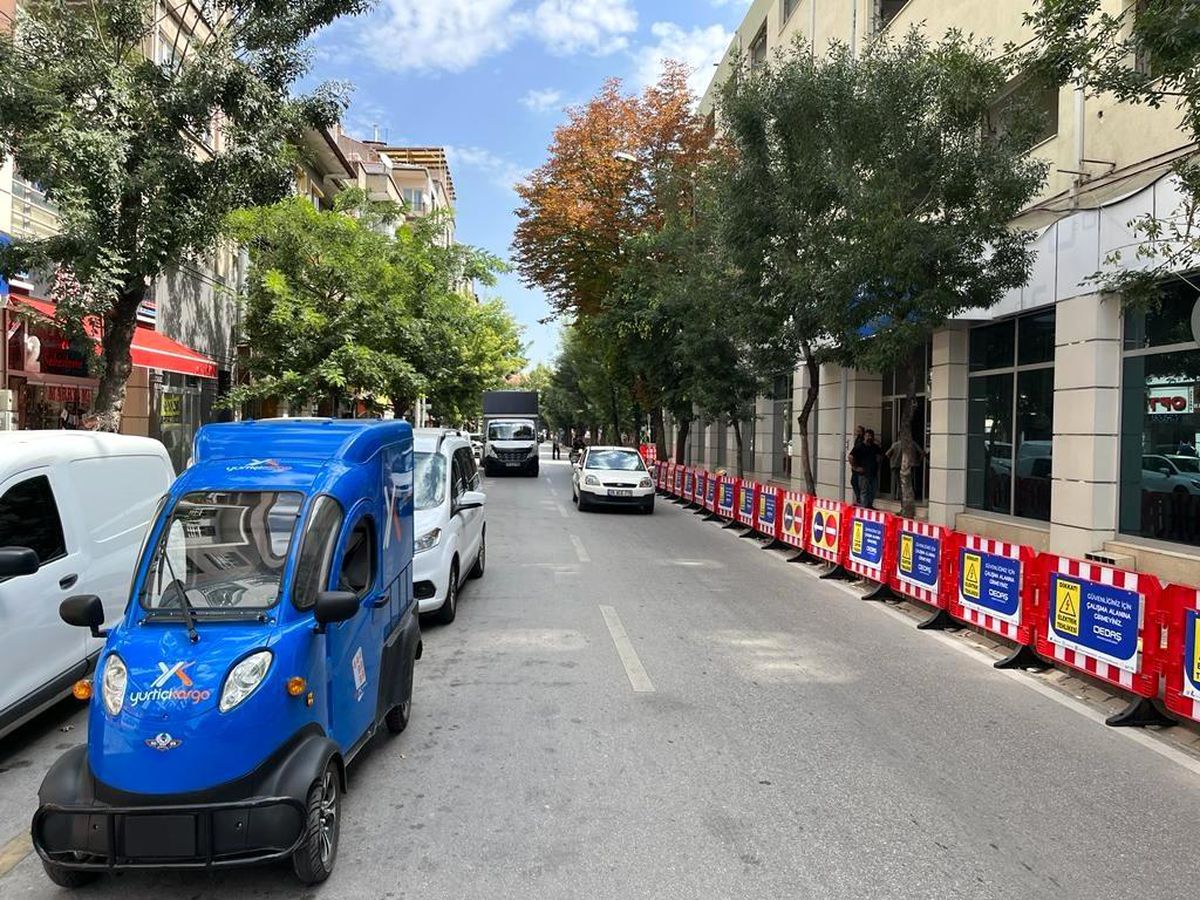 Üç şeritli caddede trafik tek şeritten akıyor