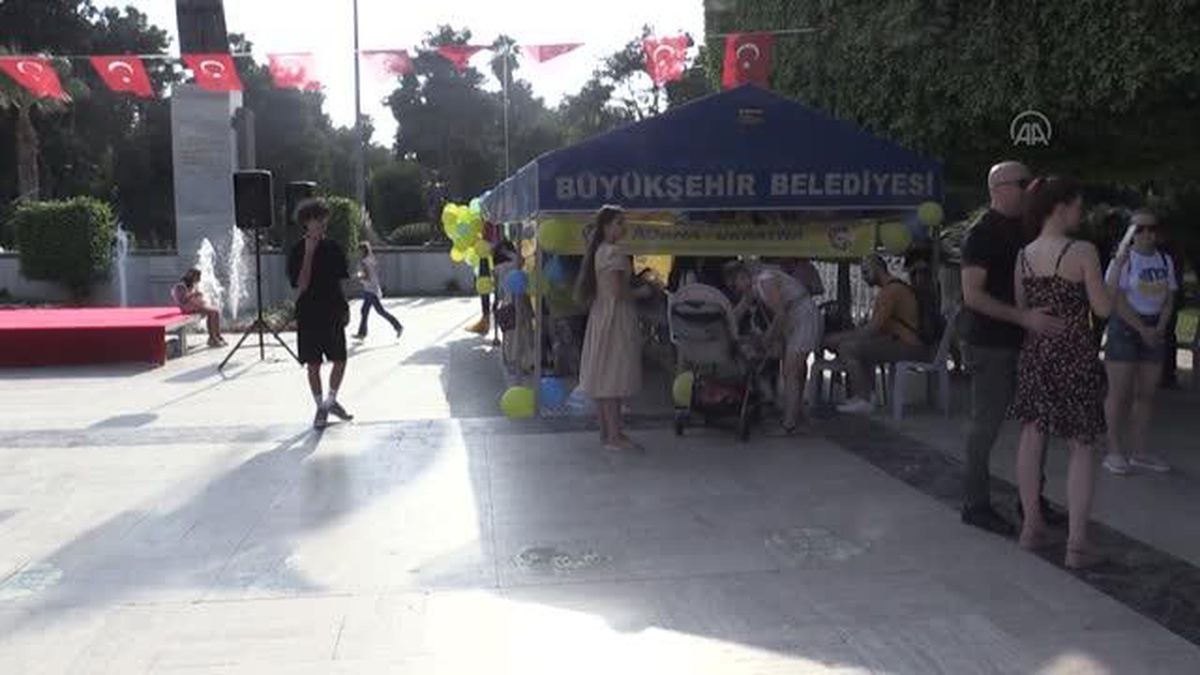 Adana\'daki Ukraynalılar el işi ürünlerinin gelirini ülkelerine gönderecek