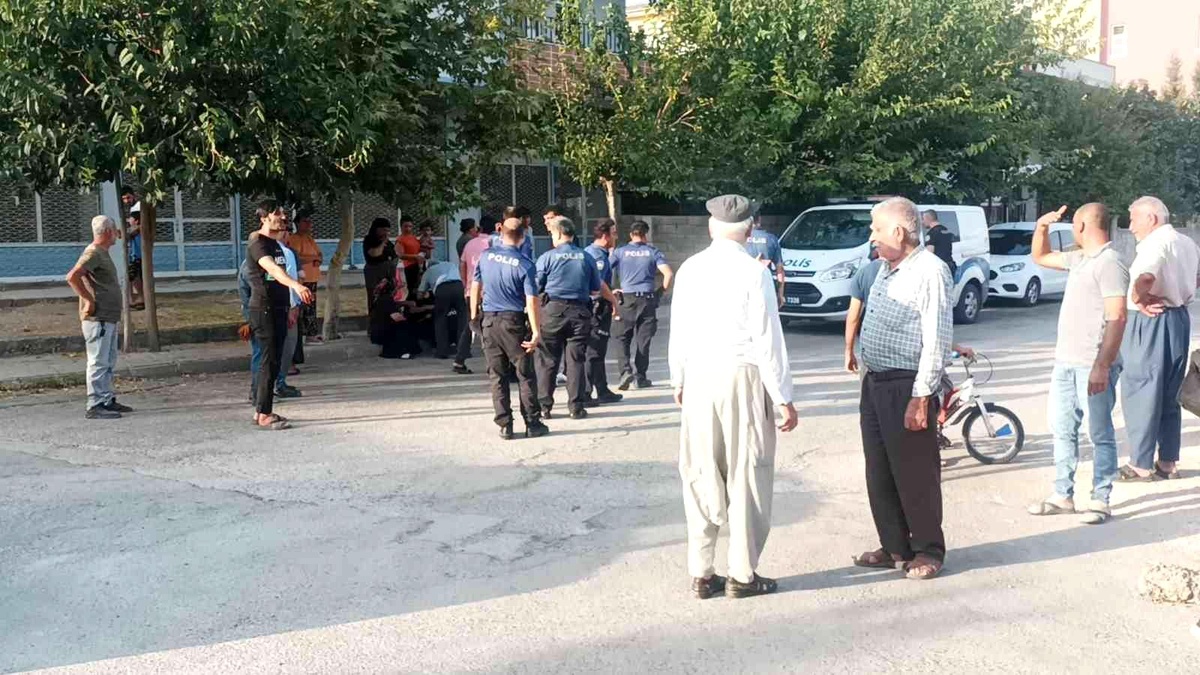 Yaşlı adam sokak ortasında bıçaklandı