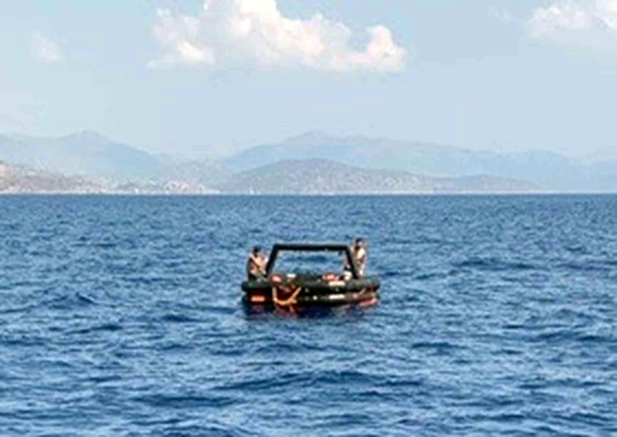 Muğla açıklarında geri itilen 2 düzensiz göçmen kurtarıldı
