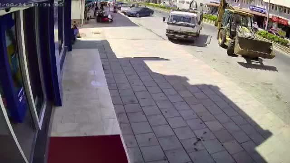 Muğla\'da 3 kişinin yaralandığı kaza anı güvenlik kamerasında