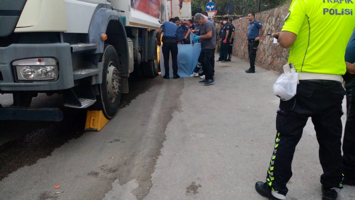 Adana\'da çöp kamyonunun altında kalarak ölen çocuğun cenazesi defnedildi
