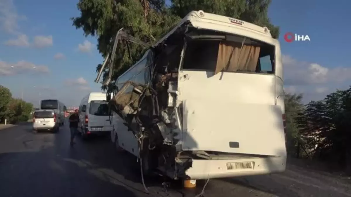 Alanya\'da tur otobüsü yolcu indiren servise çarptı