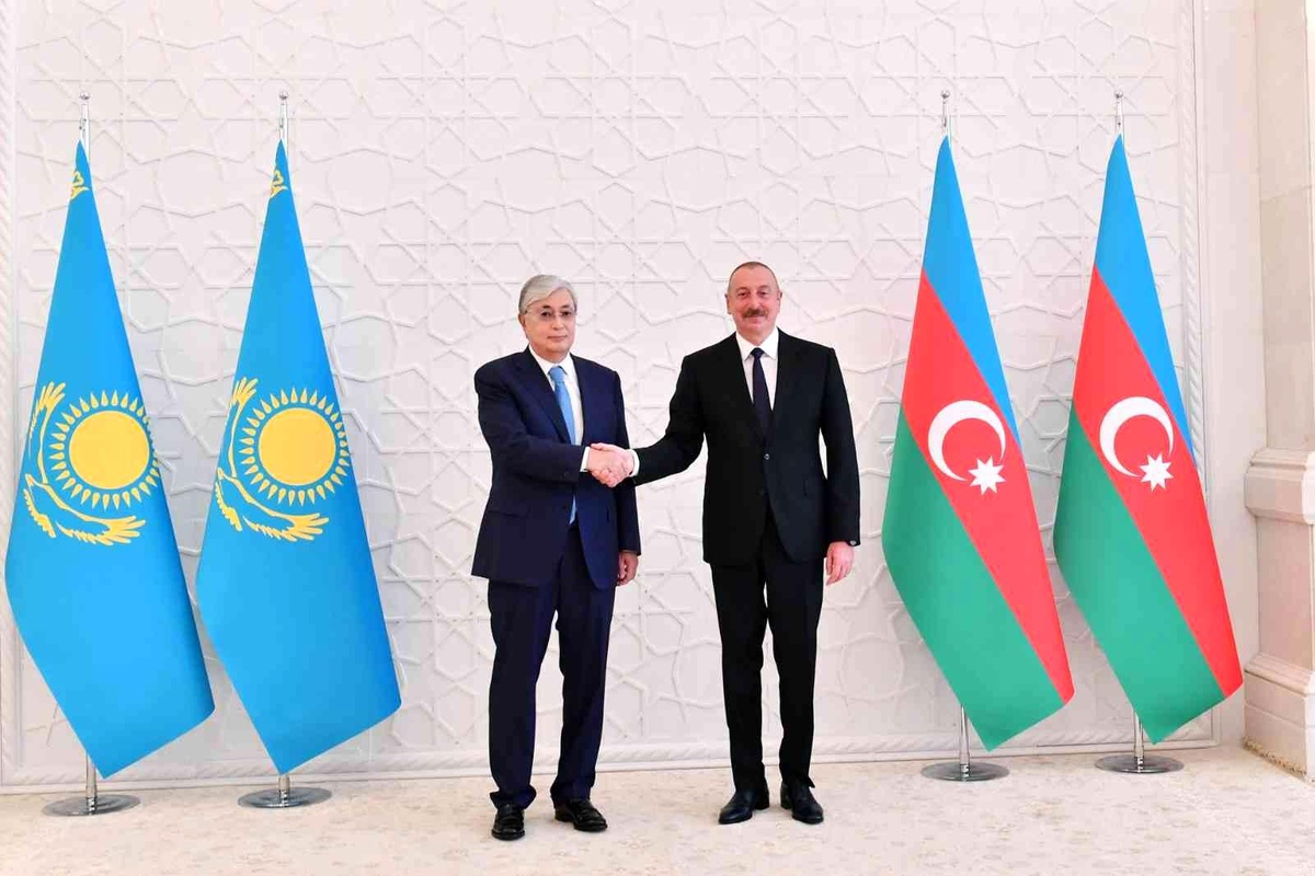 Aliyev, Kazakistan Cumhurbaşkanı Tokayev\'i resmi törenle karşıladı