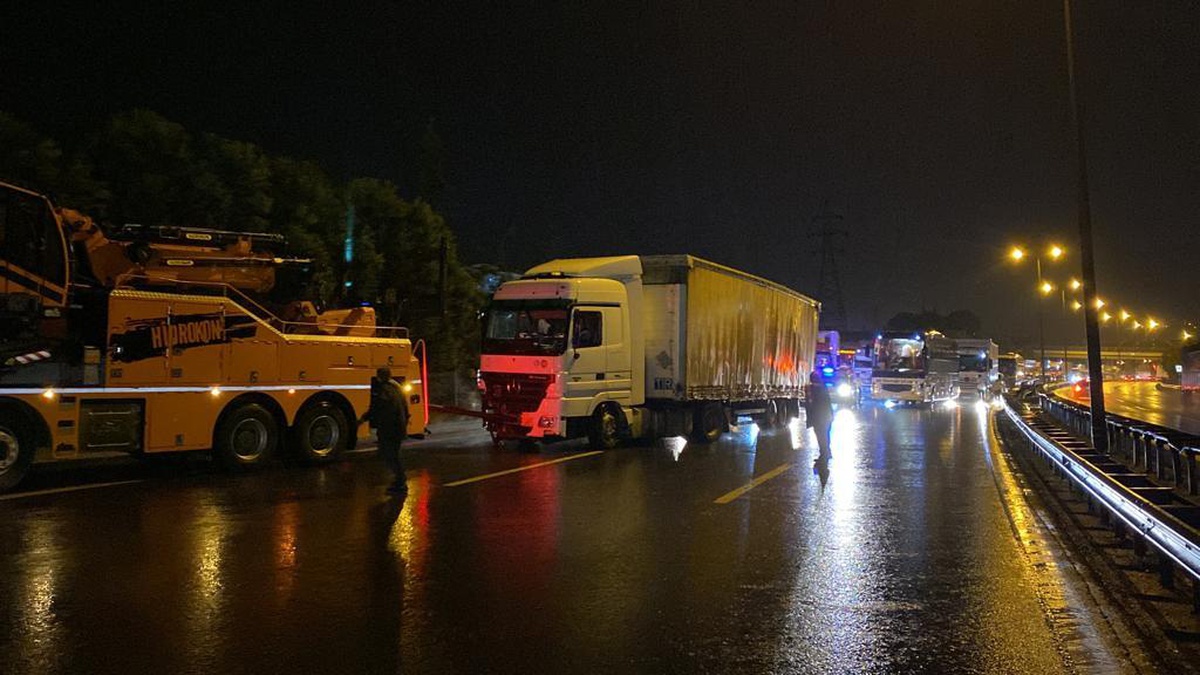 Anadolu Otoyolu\'nda makaslayan tır ulaşımı aksattı