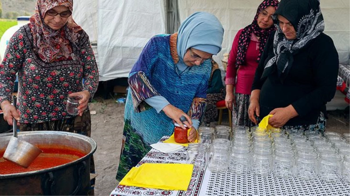 Emine Erdoğan, çiftçi kadınlarla tarlaya girip topladığı domateslerden menemen yaptı!