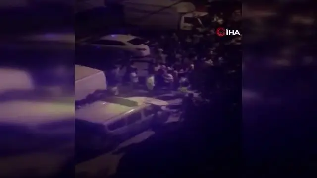 Taciz iddiası mahalleyi karıştırdı! Linçten polis kurtardı Taciz iddiası mahalleyi karıştırdı! Linçten polis kurtardı