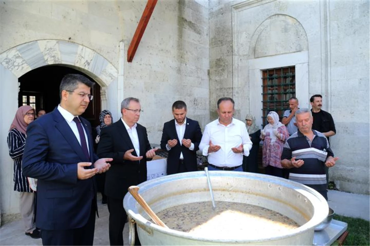 Aşçı Yahya Baba\'nın kazanı aşure ile kaynadı