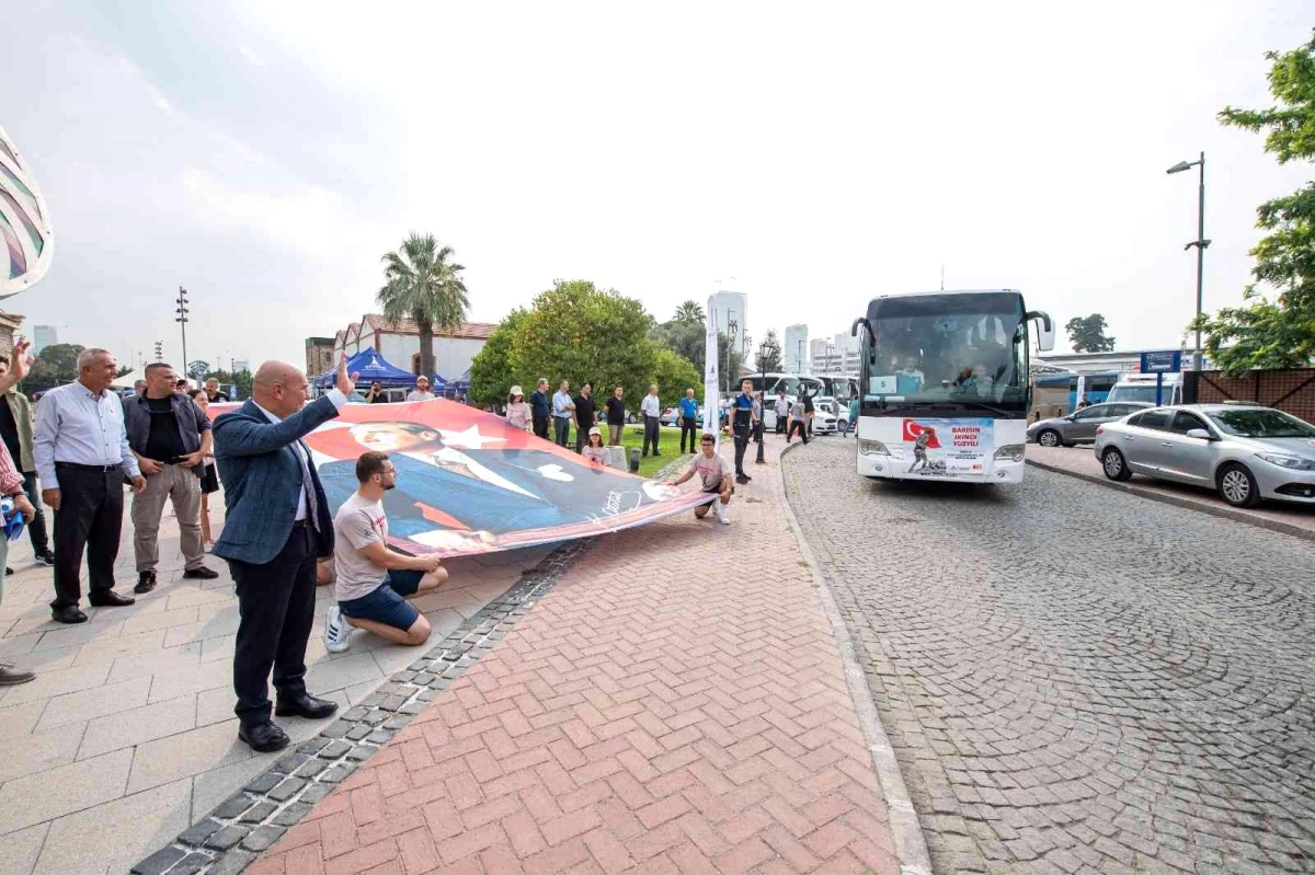 Başkan Soyer, Kocatepe\'den İzmir\'e taşınacak Türk bayrağını teslim etti