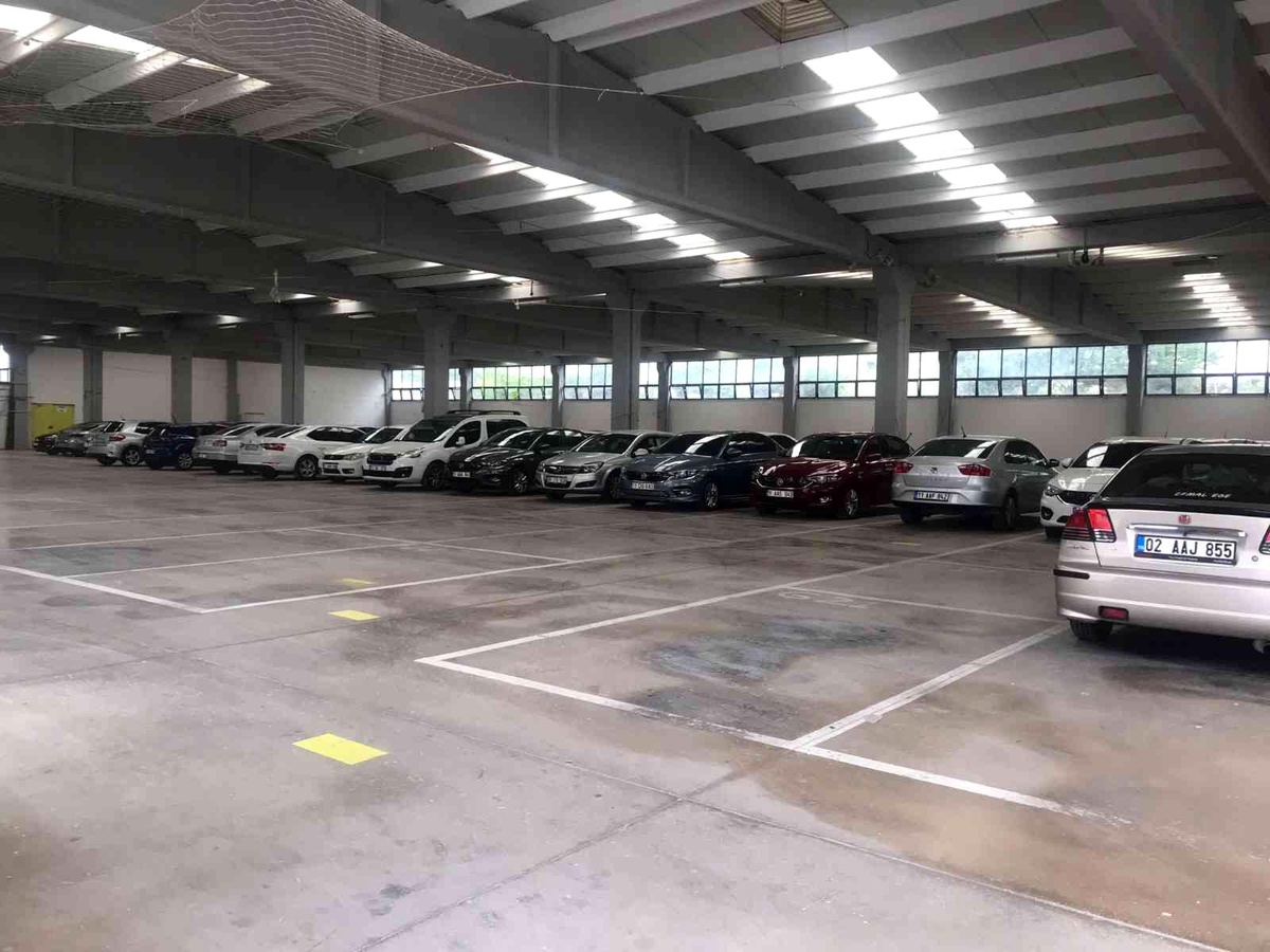 Bilecik\'te \'Dolu\' uyarısı sonrası otopark ve kapalı pazar alanında araç yoğunluğu yaşandı
