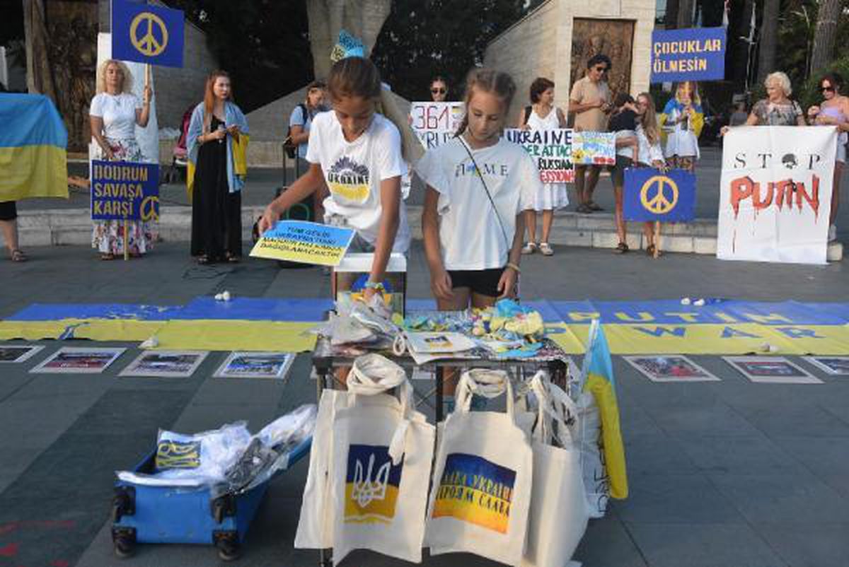 Bodrum\'da Ukrayna\'nın \'bağımsızlık günü\' savaş protestosu ile kutlandı