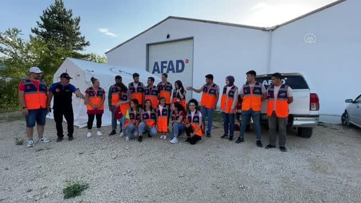 Bolu\'da Kızılay gönüllüsü gençlere afet bilinci eğitimi verildi