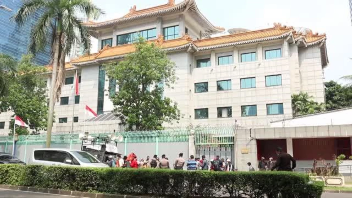 Cakarta\'nın Çin büyükelçiliği önünde madencilik faaliyetine karşı gösteri