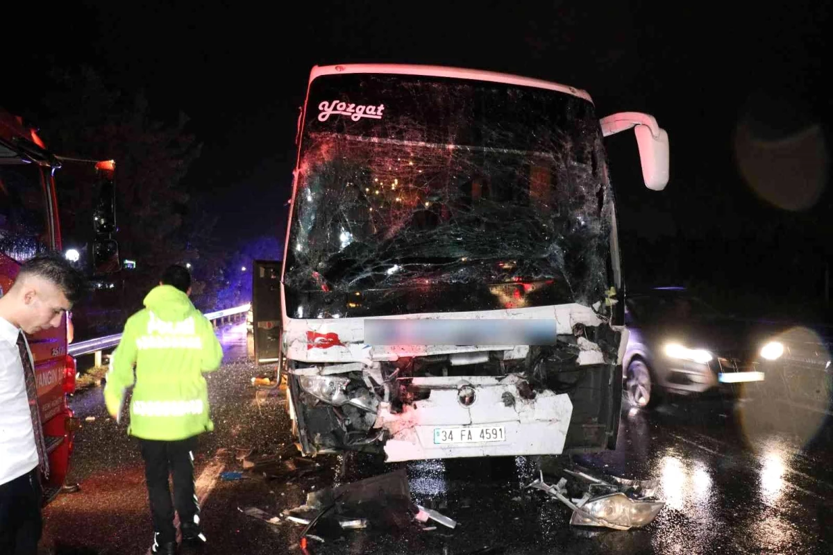 D-650\'de yolcu otobüsü tıra çarptı: 25 yaralı