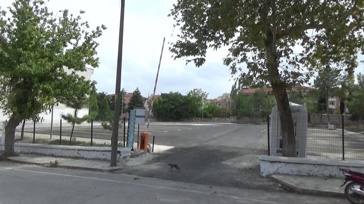 Edirne\'de Yıkılan Okulun Yerine Otopark Yapıldı