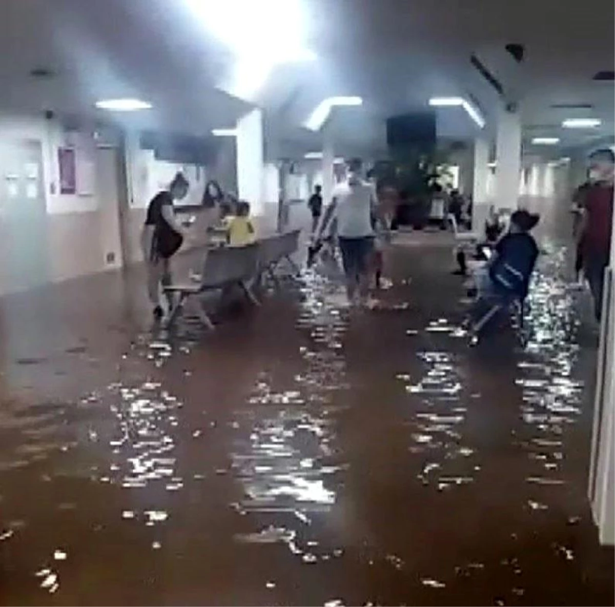 Ege Üniversitesi Tıp Fakültesi Hastanesi\'ndeki su baskınına dair yeni görüntüler ortaya çıktı